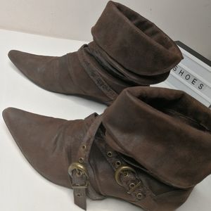 Brown pointed toes boots